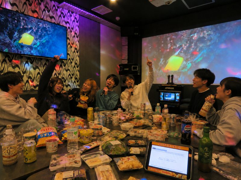 大人数でプロジェクタールームパーティー