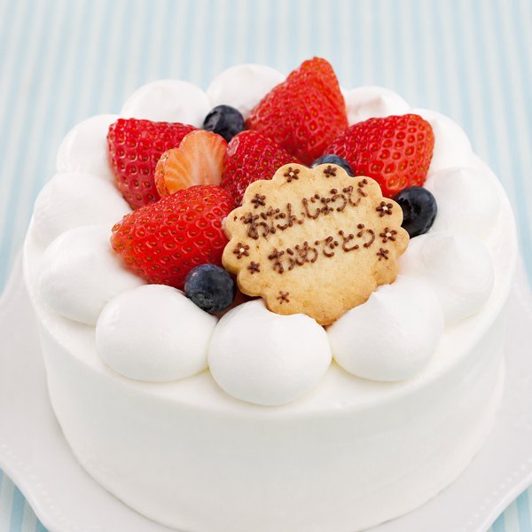いちごとブルーベリーの誕生日ケーキ