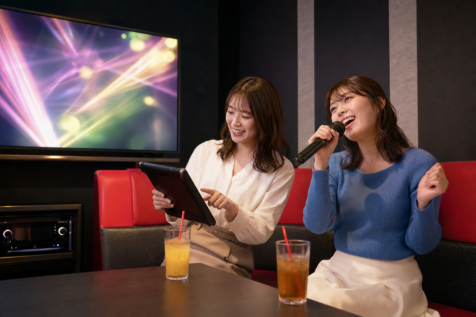 友人とカラオケを楽しむイメージ