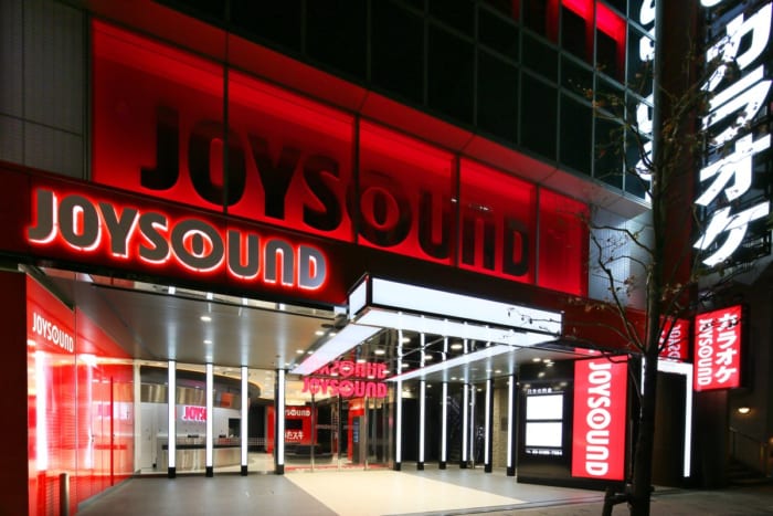JOYSOUND品川港南口店の夜の外観