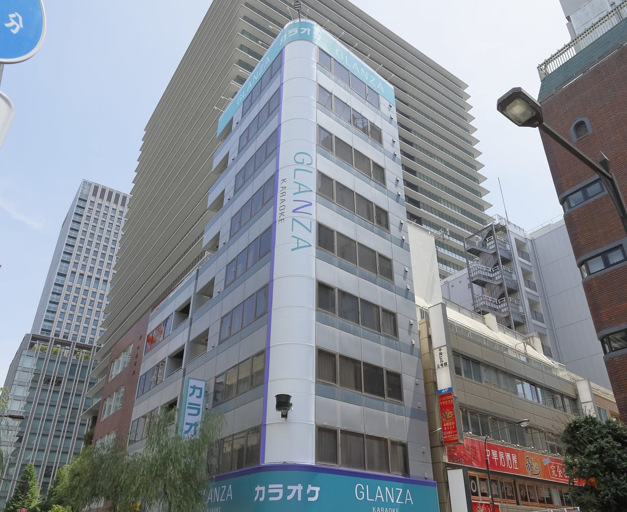 カラオケ GLANZA京橋 店舗外観。上部にGLANZAの看板