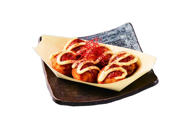 麻辣たこ焼き。舟皿に盛ったたこ焼きにマヨネーズと麻辣粉