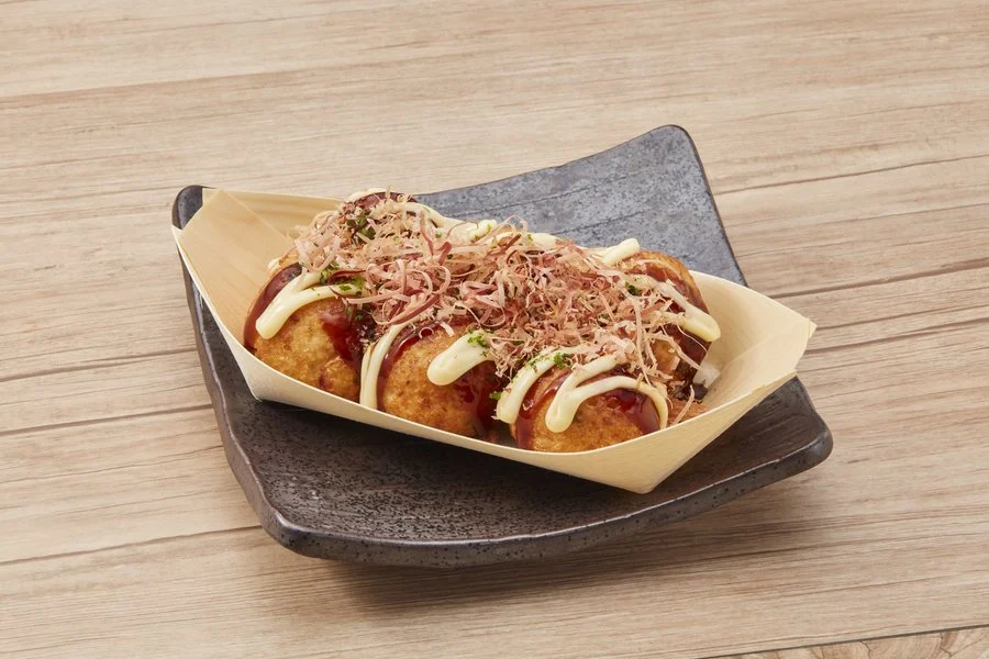 ソースとマヨネーズ、かつお節をのせたたこ焼き