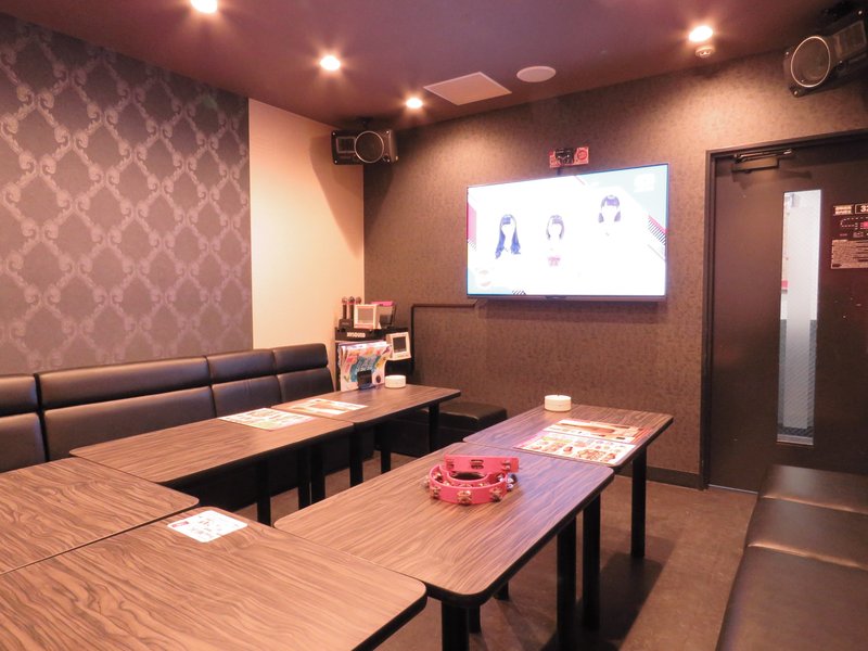 落ち着いた内装のカラオケルーム(実店舗写真)